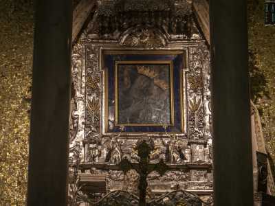 E qui tra tra marmi e stucchi ci ritroviamo finalmente davanti alla Vergine col Bambino, una delle nove Madonne nere presenti in Puglia
